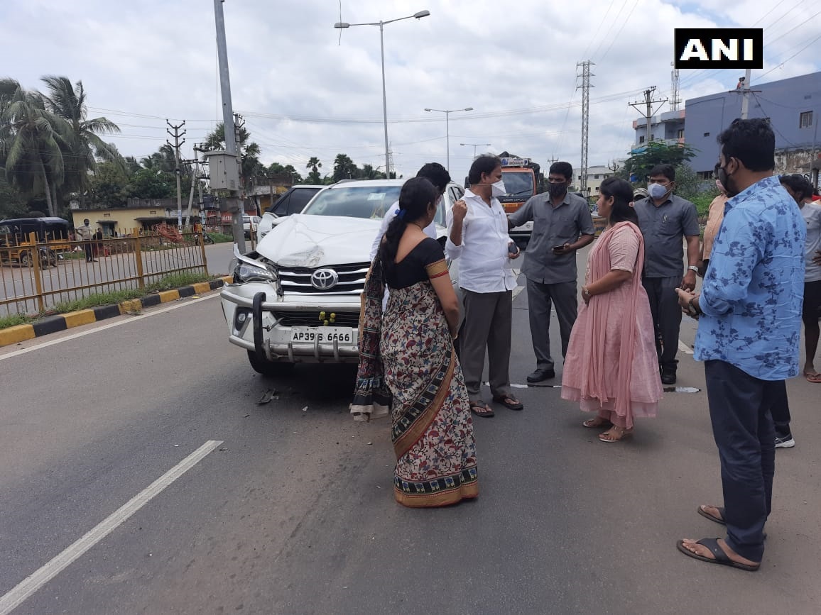 ANI's tweet photo. Visakhapatnam: YSR Congress Leader &amp; Rajya Sabha member Mopidevi Venkataramana narrowly escapes a road accident, after a car in his convoy suddenly applied brake &amp; collided with another vehicle near Thallapalem in Kashinkotam Zone. No one was injured in the incident. https://t.co/zd4VVMPjqz