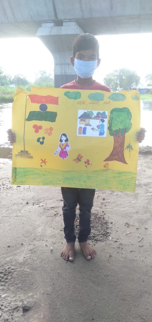fridays_india's tweet photo. This #Friday mothers r seeking #ClimateJustice along with their children for their #righttolife; these children live on the landfills &amp; r struggling for #CleanAir &amp; health as the landfills continue to fall on their homes in these abnormally heavy rains:((
#Bhalswa 
#BackToStrike https://t.co/AuPfD1nBHM