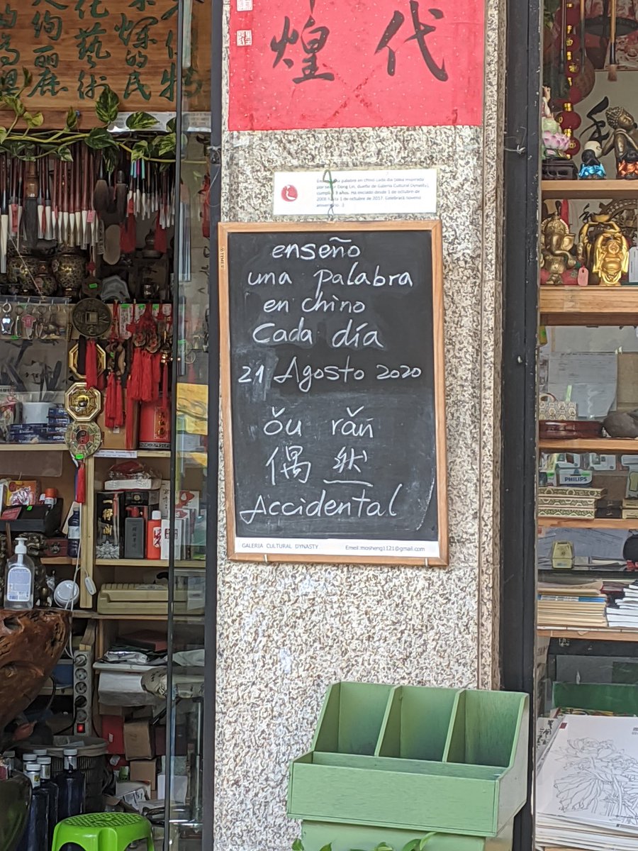 Puchiluh's tweet photo. En la plaza de la luna de Madrid hay un establecimiento donde el dueño enseña una palabra en chino cada día en una pizarrita ❤️ Os parecerá una chorrada pero que todos los días el dueño se ponga a pensar con ilusión qué va a poner, es muy dulce 🥺 https://t.co/PWklbW1oQF