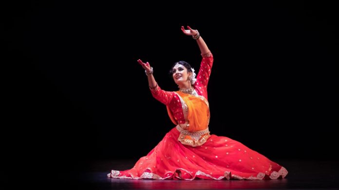 Tarian yang wujud di Utara dan Selatan pun berbeza. Tarian di utara lebih banyak dipengaruhi oleh penakluk-penakluk dari wilayah luar yang meluaskan empayar mereka di Utara India. Popular di Utara macam Kathak (gambar), Chhau (gambar), Gaudiya Nritya, Odissi, dan Manipuri