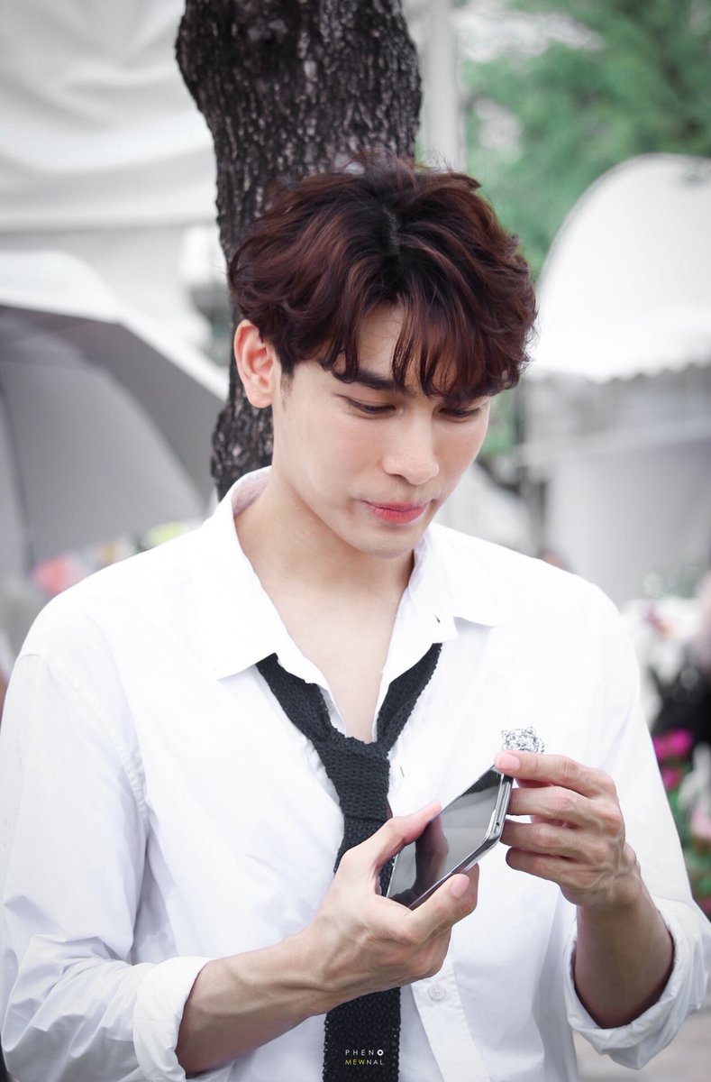 PHENOMewNAL's tweet photo. มาครับถ่ายรูปกัน
นี่ มือถือเครื่องใหม่ 
เอ~ ทำไมเปิดไม่ติด แบตหมดแน่ๆ
แบตไม่ไ่ด้หมดดด เนี่ยกดตรงนี้ๆๆ 

😶

#MewSuppasit
#PHENOxMG https://t.co/5xQezshop6