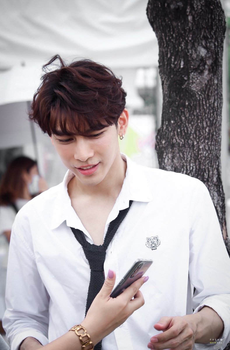 PHENOMewNAL's tweet photo. มาครับถ่ายรูปกัน
นี่ มือถือเครื่องใหม่ 
เอ~ ทำไมเปิดไม่ติด แบตหมดแน่ๆ
แบตไม่ไ่ด้หมดดด เนี่ยกดตรงนี้ๆๆ 

😶

#MewSuppasit
#PHENOxMG https://t.co/5xQezshop6