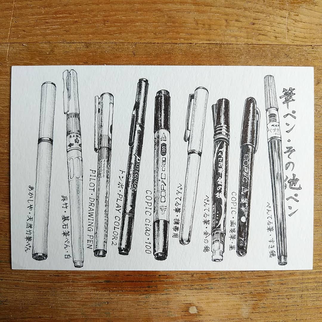 お絵描きに使っている道具について。メインはぺんてる筆ペン・すき穂、大きな画面の時はぺんてる筆ペン・太字を使います。同じ筆ペンが5本程あり、墨の出る具合によって取り替えて描きます。かすれさせたい時、墨の量は紙に擦り付けてコントロール。刀等はトンボの水性ペンと雲形定規で。 