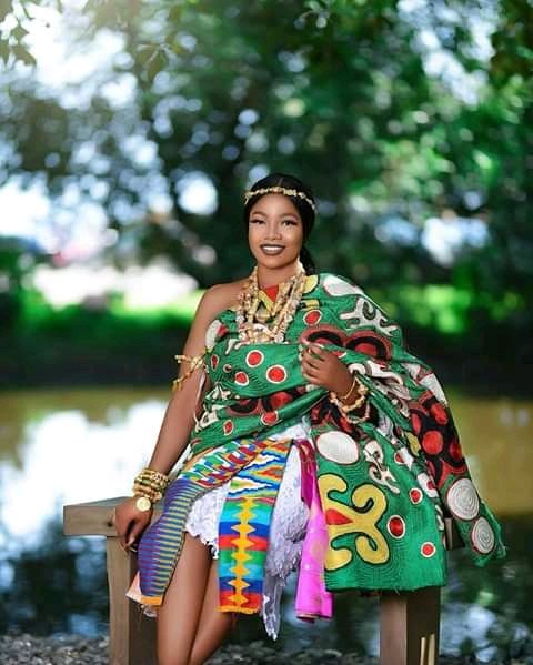 A typical Africa woman is bold, strong, courageous, beautiful and hardworking.
She got all that quality
  #TachaAfricanQueen