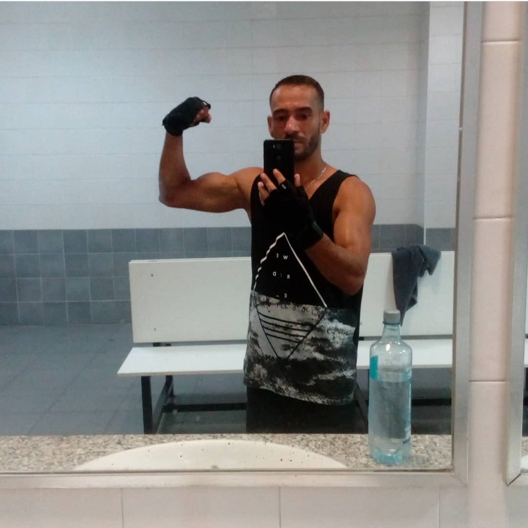 CasoAislado_Es's tweet photo. Aquí vemos al agresor de la anciana de 85 años en Valencia presumiendo de musculitos. 

Sus fotos ya circulan por las redes sociales. Tendrá que regresar a Rumanía si no quiere que los españoles le hagan la vida imposible por agredir a una anciana, a una mujer y a su hija. https://t.co/oMYLpiZP6m