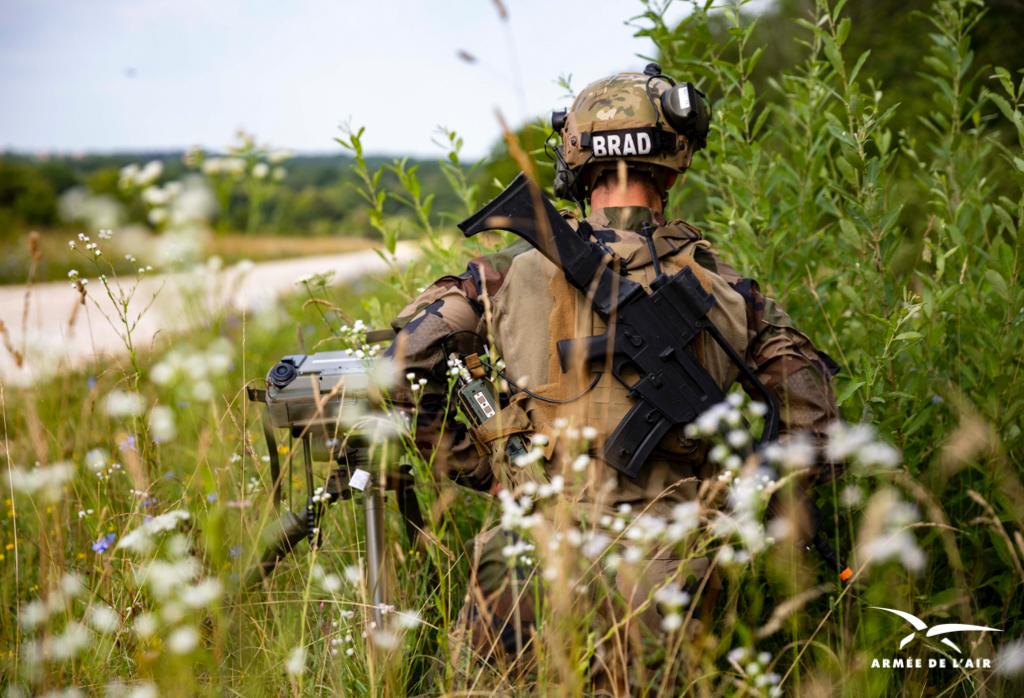 Armee_de_lair's tweet photo. #CASEX Du 12 juillet au 2 août 2020 a eu lieu l’exercice Casex (Close Air Support Exercice) au camp de Valdahon. Les contrôleurs aériens français et allemands ont pu se perfectionner au guidage d’avions de chasse vers des cibles établies.
➡️ https://t.co/RdslysysYC https://t.co/PWUnji3VWH