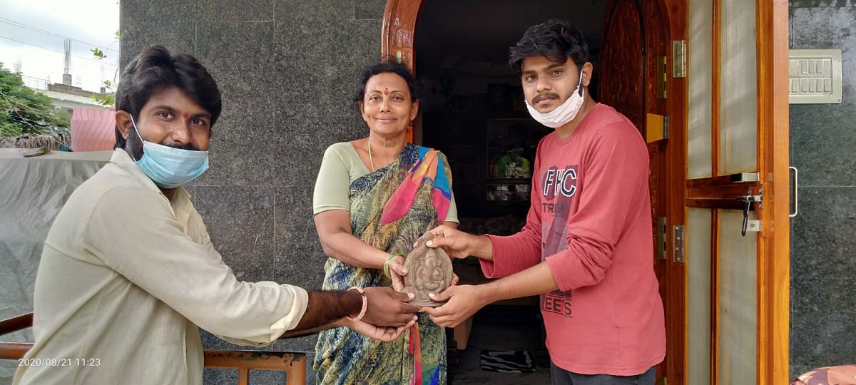 JSPKishoreEmani's tweet photo. పర్యావరణ పరిరక్షణలో భాగంగా ఈరోజు జగ్గయ్యపేట పట్టణంలో పలు విధులలో, షాపులలో @JanaSenaParty తరుపున మట్టి వినాయకుని బొమ్మలను పంపిణీ చేయడం జరిగింది. 
రాష్ట్ర ప్రజలందరికీ జనసేన పార్టీ తరుపున వినాయక చవితి శుభాకాంక్షలు

@PawanKalyan @JSP4Andhra @JspAmaravathi https://t.co/ikSrWfGWuq