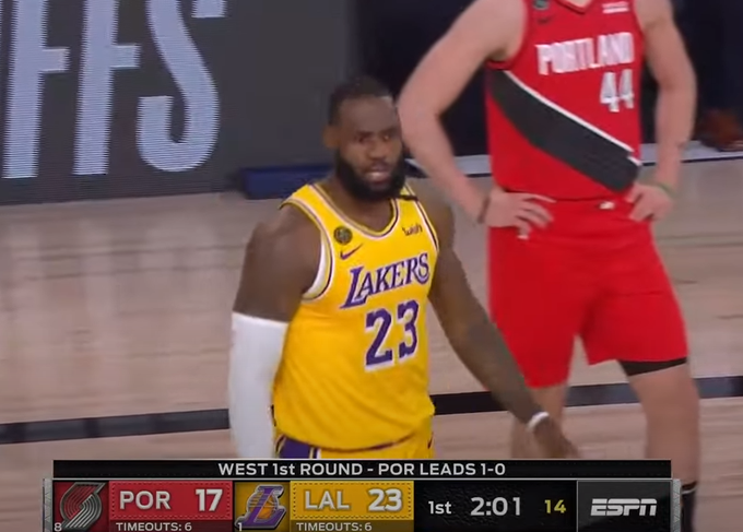 【影片】Caruso被嚇壞了！防守時臀部撞到安東尼膝蓋，瓜哥險受傷，立馬上去追究！-黑特籃球-NBA新聞影音圖片分享社區