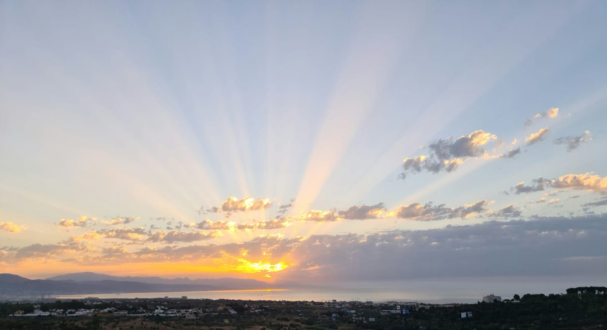 MirirmMuoz's tweet photo. Amanecer en Torremolinos, Malaga. Foto de Miriam Ruiz @tiempobrasero https://t.co/LI76rmJsRE