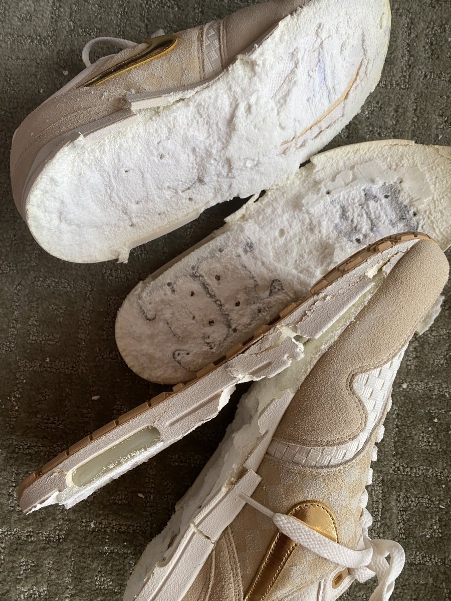 BerniceLiu's tweet image. Think I’m gonna have to skip my run today... 😅 #shoedrama #ripmyairmax #whattodonow