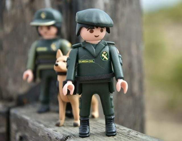 MqGuardiaCivil's tweet photo. Los compañeros del #SEPRONA tienen un don especial para conectar con los animales y velar por la conservación de la #naturaleza.

#Comomolan los #playmobil de .@lopezmorajajesica💚💪💚

#Masqueguardiacivil #ElHonorEsMiPrincipalDivisa #ServiryProteger #Allidondenosnecesites https://t.co/adXbVEtjra