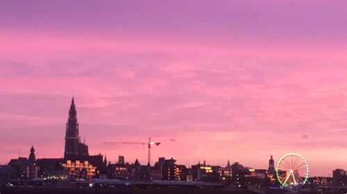 KritiekK's tweet photo. Duidelijk dat Antwerpen nog niet corona vrij is.
Het kleurt nog steeds rood.๐๐๐๐
#humor #coronavirus #kleurcode https://t.co/9U0M19TeAU