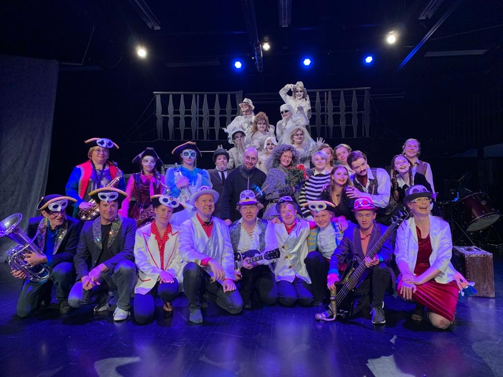 IkonenMarja's tweet photo. Huomenna viimeistä kertaa tämän porukan kanssa estradille. Mun teatteriperhe! Kiitos! #theaddamsfamilyrantasalmi #rantasalmennuorisoteatteri #musikaali #Rantasalmi #Rantasalmenpuhallinorkesteri #Järvisaimaankansalaisopisto #Rantasalmenlukio #Tornis #Tornado #Karmeaa https://t.co/yETUIL5pKd
