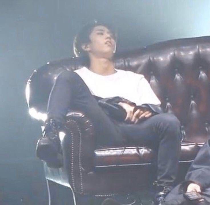 fuck it, seen enough han jisung anime girl jeggies so here’s a thread of han jisung manspreading like a badass