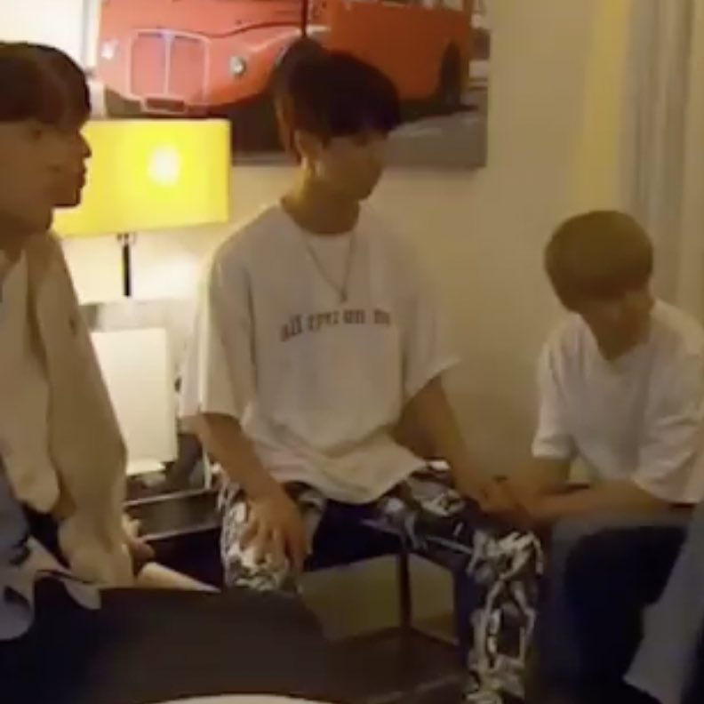 i think we can all agree that jisung manspreading agenda
