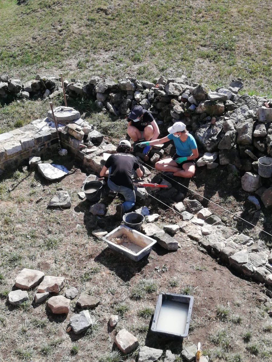 Le #chantier se poursuit à Dourlers, dans le #Nord, où les #jeunes de l'#association travaillent à l'élévation du mur d'enceinte qui existait autour de la #chapelle St Julien, avec des pierres de réemploi présentent sur le site.
#patrimoine #chantier #educationpopulaire #educpop