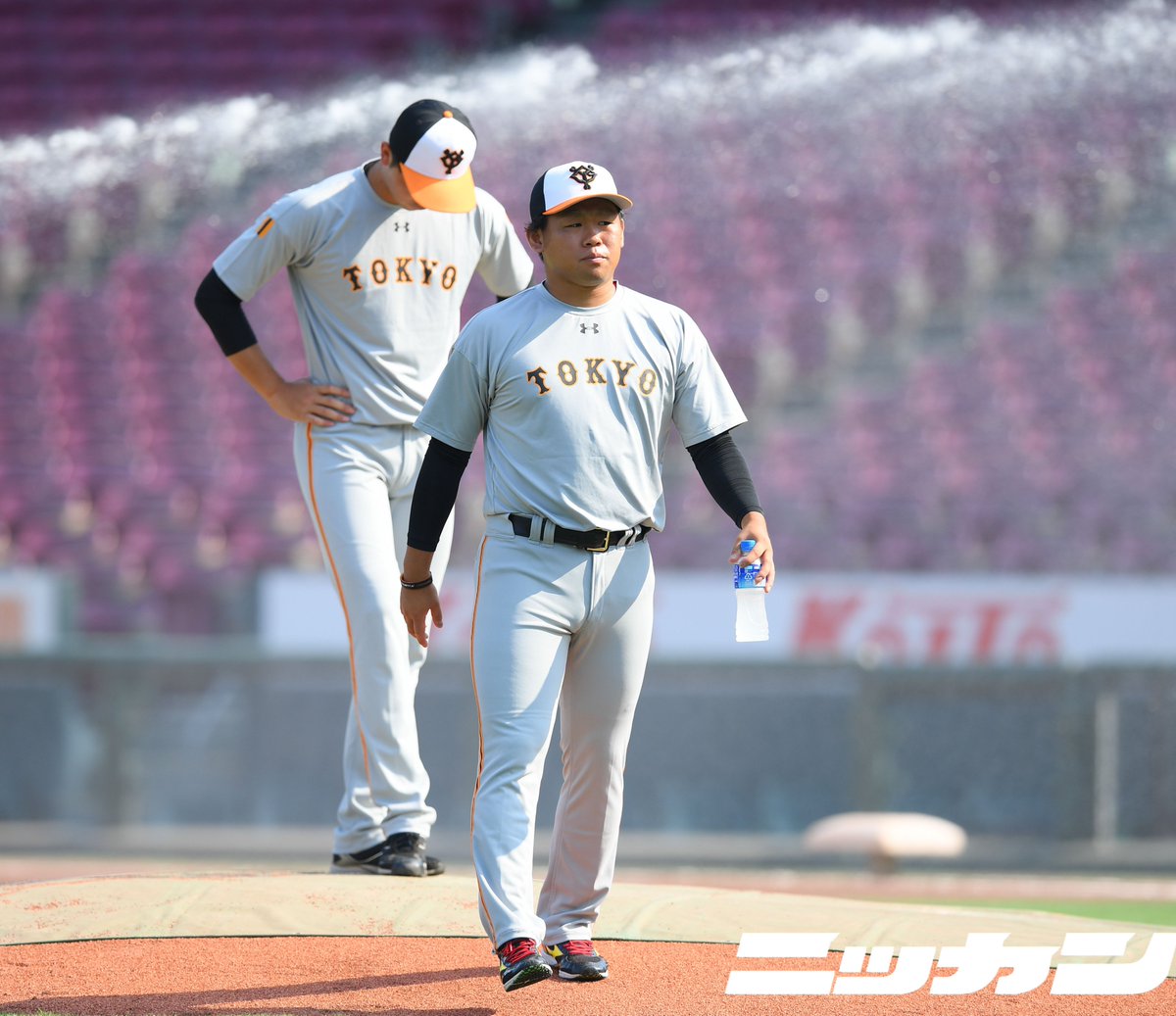 日刊スポーツ 巨人担当 V Twitter 広島 ー 巨人 マツダスタジアム マウンドを確認後 堂々と歩く 田口麗斗 初々しさがあふれる １軍初合流の 直江大輔 撮影 玅見朱実 Giants ジャイアンツ プロ野球 巨党