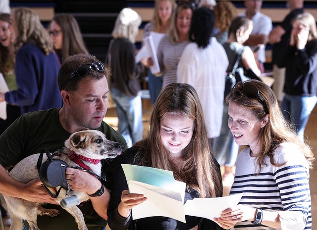 ...and the #dog came too...
What a day #gcseresults2020 
@PrescottJane @GDST @GSAUK @RJS82Valkyrie @mrskatiejwood 
More here bit.ly/3hg5Bif
