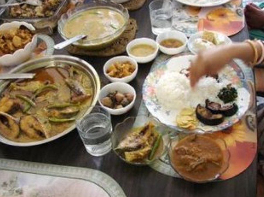 Staple food and cuisine of the states are rice along with dry fish,spicy meat and lots of green vegetables.Some most popular non-veg dish goes along rice beer.The unique cuisine are Jadoh,Momos, Aakhol Ghor, Tung-rymbai,and pickled bamboo shoots @Abhi972  @twittydoodle