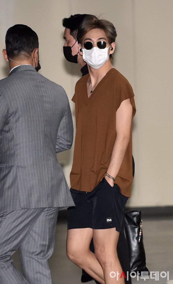 jjkfied's tweet image. KIM TAEHYUNG IN SHORTS REALLY HITS DIFFERENTLY! LOOK AT THAT BEAUTY! EXPOSED FOREHEAD AND ARM MUSCLES I—

#BTS_Dynamite  #DynamiteMV #DynamiteToday #BTSDynamite