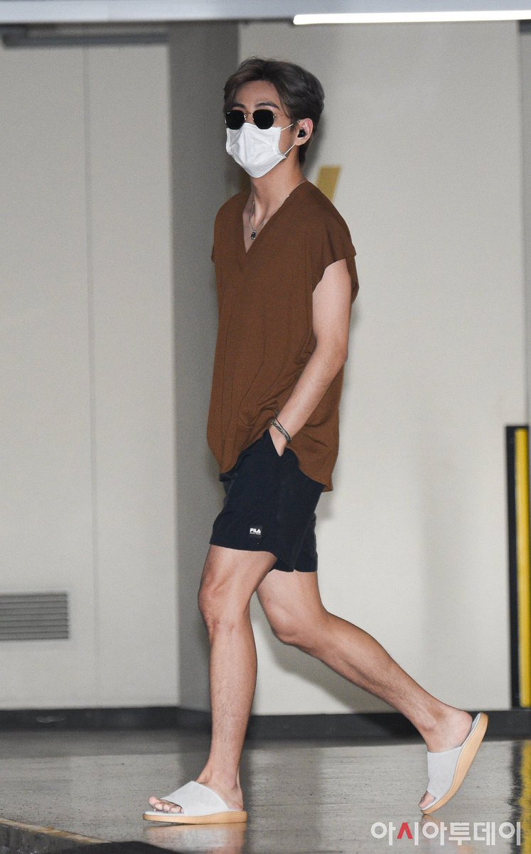 jjkfied's tweet image. KIM TAEHYUNG IN SHORTS REALLY HITS DIFFERENTLY! LOOK AT THAT BEAUTY! EXPOSED FOREHEAD AND ARM MUSCLES I—

#BTS_Dynamite  #DynamiteMV #DynamiteToday #BTSDynamite