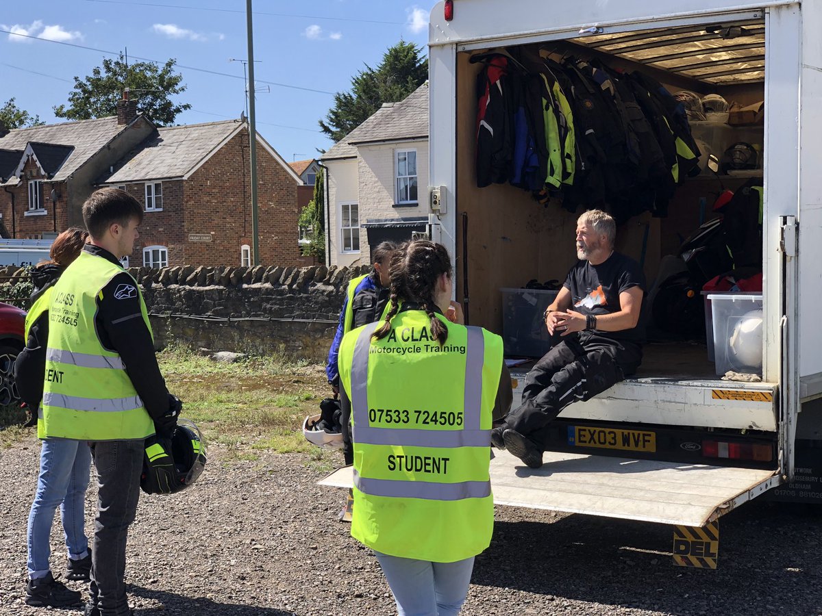 ChrisCtphoto's tweet photo. My Maja doing her CBT test today and here i sit now while sheโs out on the main roads here in quirky town of Thame ๐คฉ๐ฌ๐ง๐ at least its warm and sunny ๐๐ด๓ ง๓ ข๓ ฅ๓ ฎ๓ ง๓ ฟโญ๏ธ #christownendphotographer #thame #powerbiking #AClassTraining #piaggioliberty โญ๏ธโญ๏ธโญ๏ธ https://t.co/JcUXvyz7qM