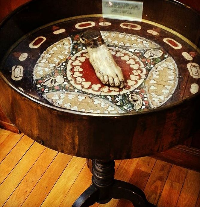 [2/5] Most petrifiers were self-taught anatomists. They developed their methods by working on animal specimens, and later experimented on unclaimed cadavers.