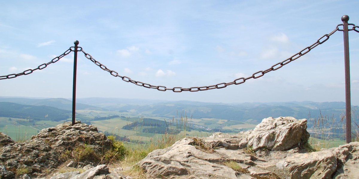 Du liebst es die #Berge zu erklimmen und lebst für den Blick in die Ferne der #Natur? Dann ist ein Besuch der #Bruchhauser #Steine definitiv lohnenswert! Sie liegen ungefähr 30 Minuten von Deinem #UplandParcs in Winterberg oder Neuastenberg entfernt.