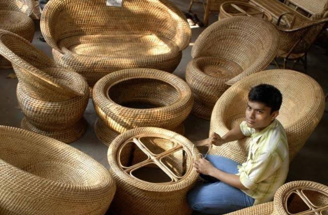 People got great skills in art,weaving and wood-carving, Cane Crafts,jewellery and bamboo stick work,Carpet & silk weaving.Every tribe excels in craftsmanship and offer a wide variety of traditional crafts and arts. @viigyaan @CharmPositive  @desidoga  @felicitous_hawk