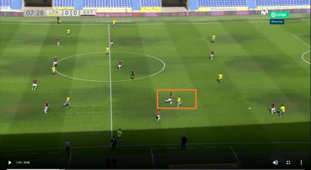 Pedri QUIERE el balón. Si no está en contacto con el cuero, se aburre. Un poco como lo que decía Alves de Messi, pues en sus acciones se nota ese nerviosismo por participar. No se esconde. Tiene personalidad y busca ofrecer siempre una línea de pase.