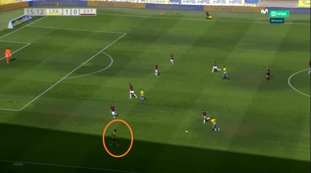 Normalmente Pedri ha jugado en banda izquierda, a caballo entre el interior y el extremo, pero es un futbolista que se mueve siguiendo sus impulsos, que van siempre en consonancia con el balón. Si recibe abierto, se va hacia dentro. Rara vez busca el desborde.