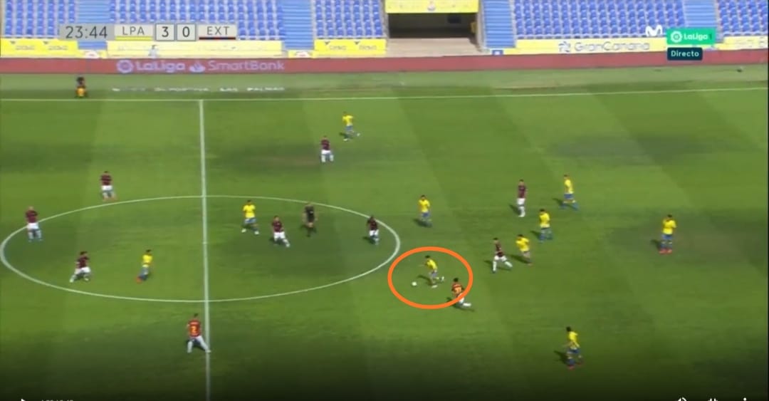 Recibe. Acelera, desacelera, espera defensor y le hace una croqueta. Eso en campo propio y con su equipo aun saliendo. Es un riesgo enorme que asume porque es consciente que, a nivel técnico, es un elegido.