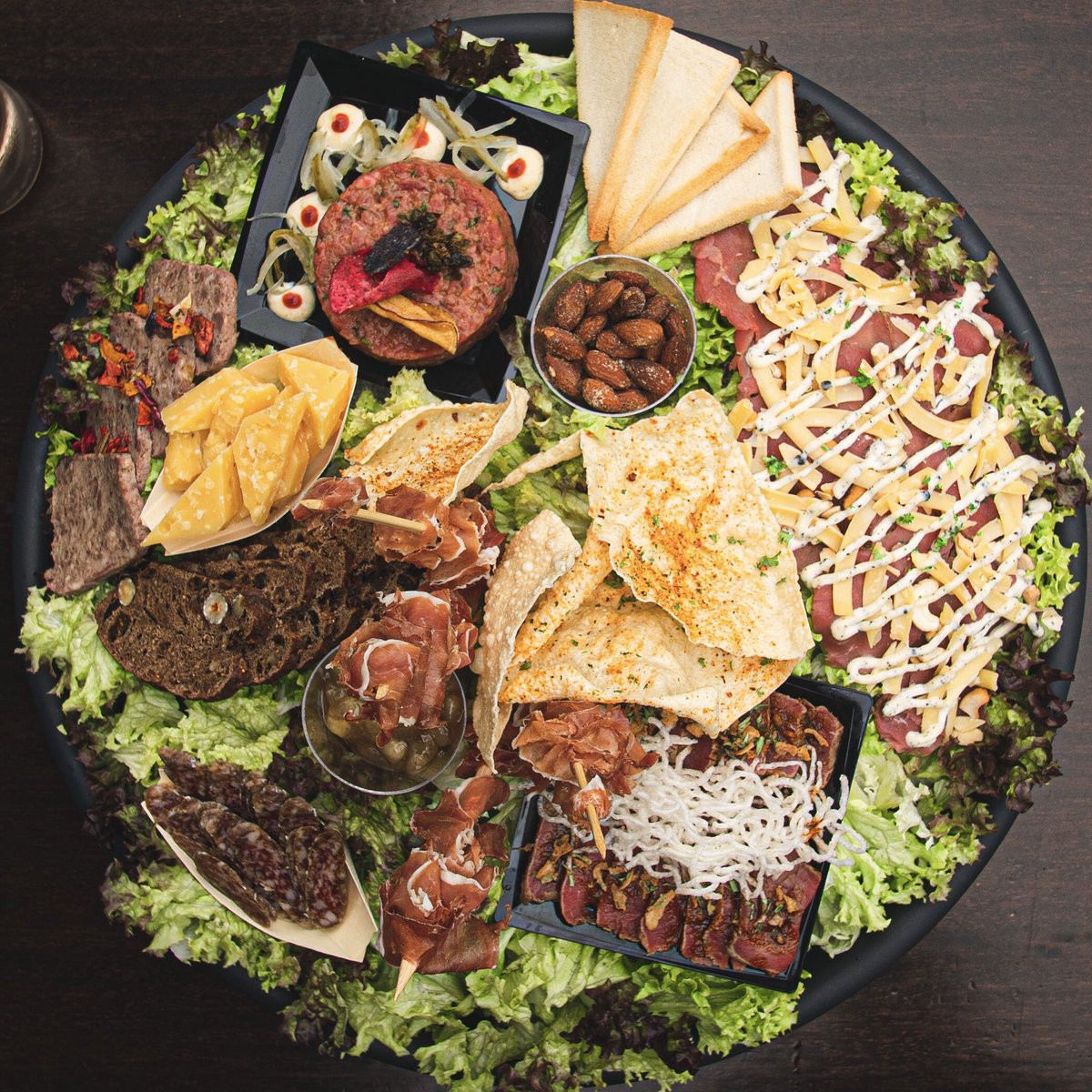 Een keer wat anders dan de standaard gerechten per persoon? Bestel Smoezer’s Vleeswereld! 

Een luxe plateau met o.a. steak tartaar, carpaccio, Spaanse rauwe ham en beef tataki. Te bestellen in ons restaurant, maar ook perfect voor bij de borrel thuis.