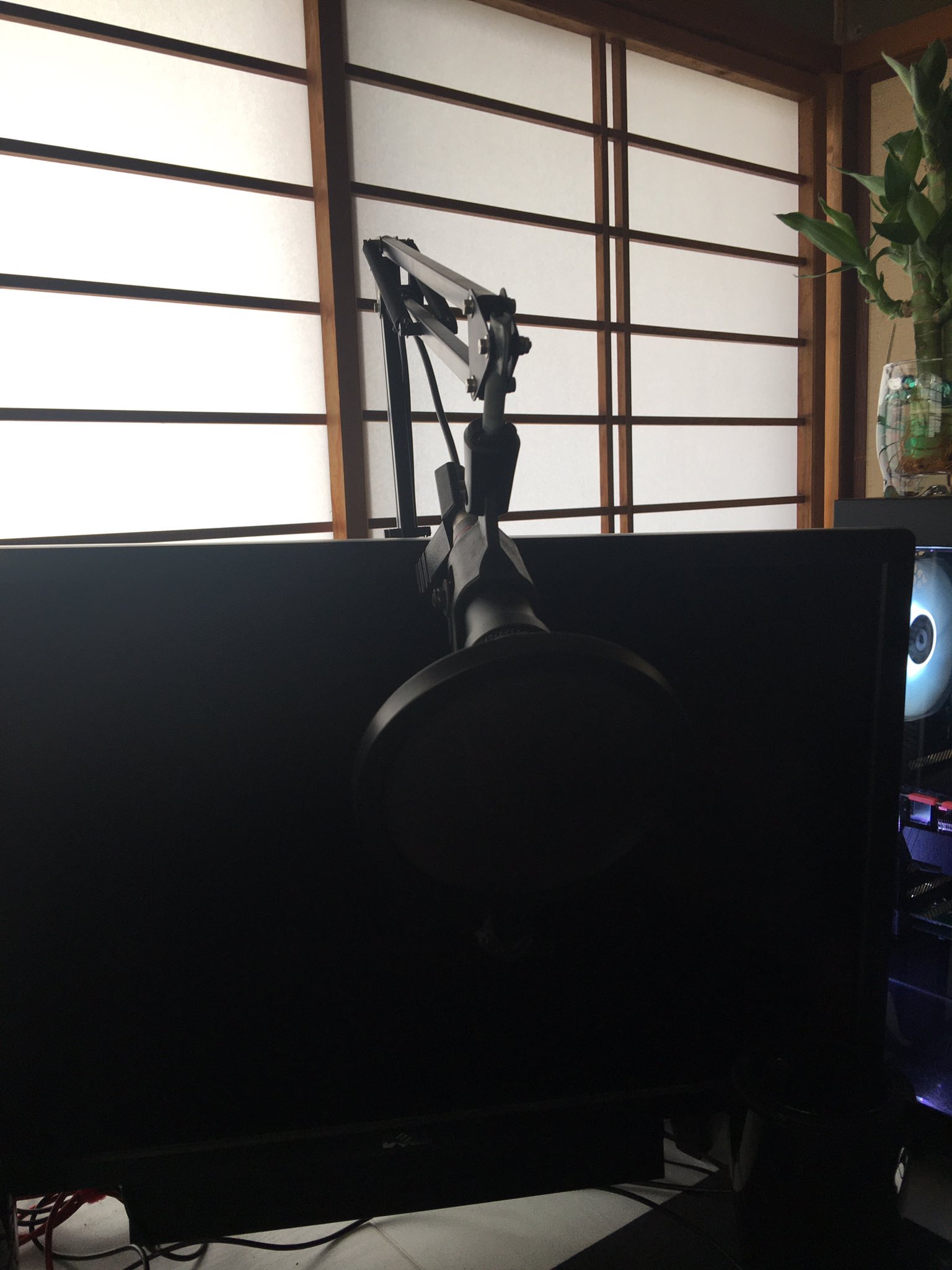 Hiroki マイクアームの取り付け位置を変更 デスク裏からだとモニターの上に出るのがやっとだったアーム ふとモニターアームに取り付けてみたら 割と良い ヘッドセット使ってるので ほぼ使わないんですけど マイクアームの長さで困ってる人に届け
