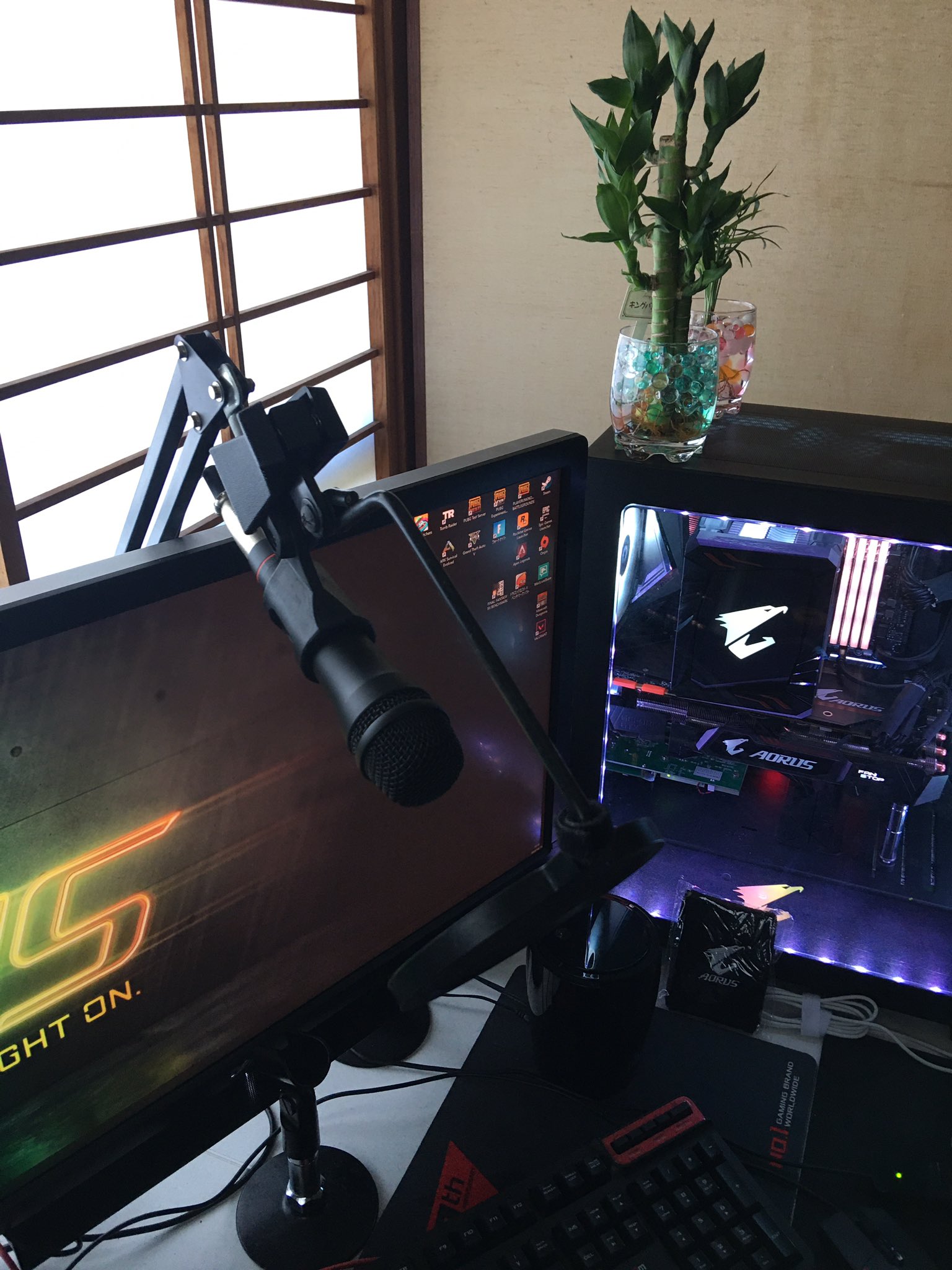 Hiroki マイクアームの取り付け位置を変更 デスク裏からだとモニターの上に出るのがやっとだったアーム ふとモニターアームに取り付けてみたら 割と良い ヘッドセット使ってるので ほぼ使わないんですけど マイクアームの長さで困ってる人に届け