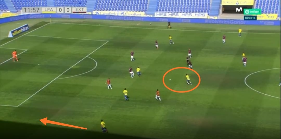 Una de las cosas que más me gustan de Pedri es la facilidad que tiene para dar el pase que toca. Ojo, su técnica en el pase es MEJORABLE, a veces da pases flojos, o demasiado irregulares. Pero sabe dónde darlos y el cuándo. Recibe y, de primeras, orienta el juego.