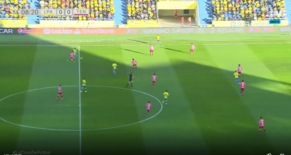 Hay aspectos a mejorar, por supuesto.Es impaciente. Algo que es normal por su insultante edad y a la vez corregible. Si puede intervenir, no espera. No fija posición sino que baja a buscar el cuero aunque, con esto, tape una línea de pase que ta tenía.