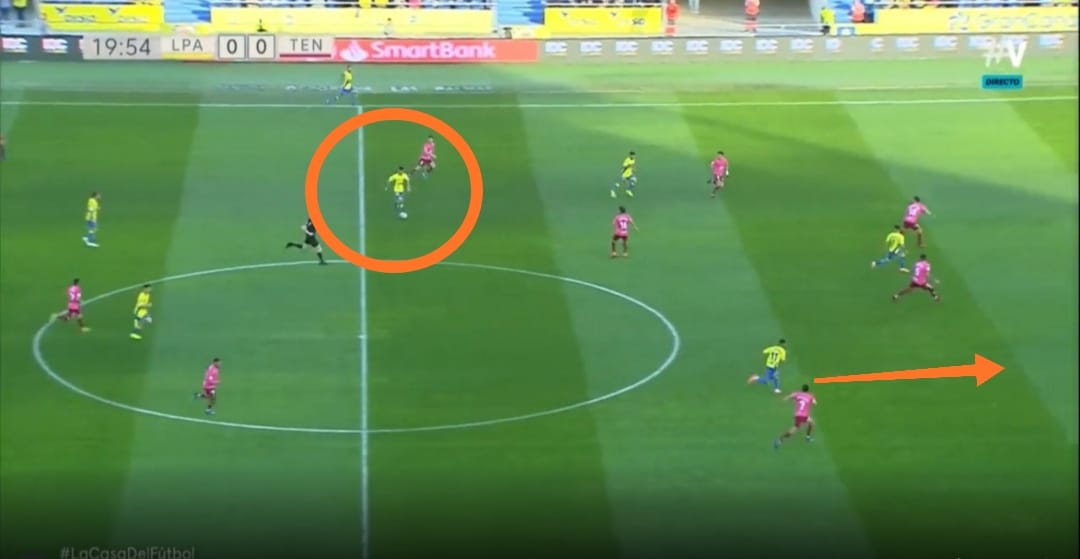 Lo dicho. Sus pases aun no son élite, no tiene esa finura. Aquí el desmarque es claro, pero su pase es malo. Pérdida. Ojo, no era un pase sencillo, pero sí que es algo que destaca porque, en lo otro, es un superdotado.