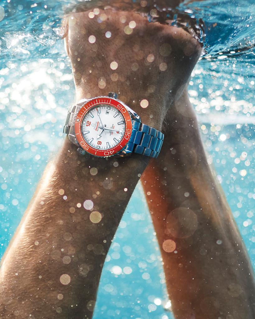 #PlanetOcean
A cool summer dip with the #Seamaster Planet Ocean. omegawatches.com/OMEGAByTheSea