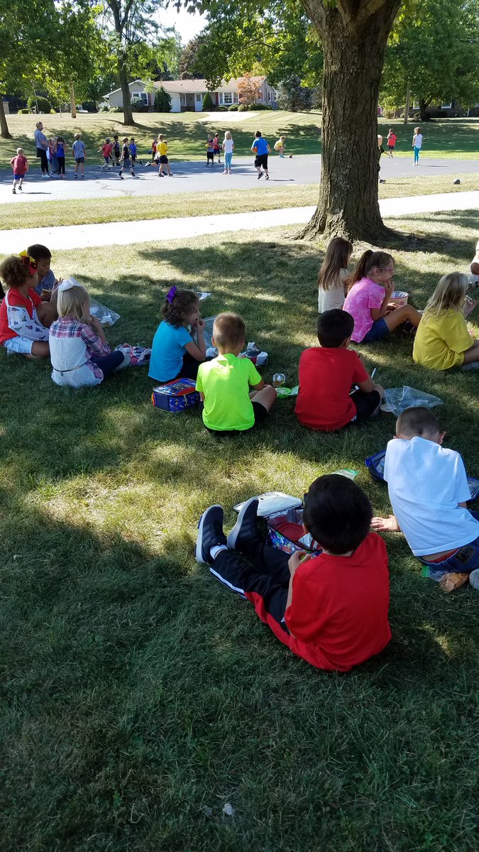 HendryRRunners's tweet photo. HP kindergarten students eating lunch outside under a shade tree. https://t.co/G9Y0klv46c