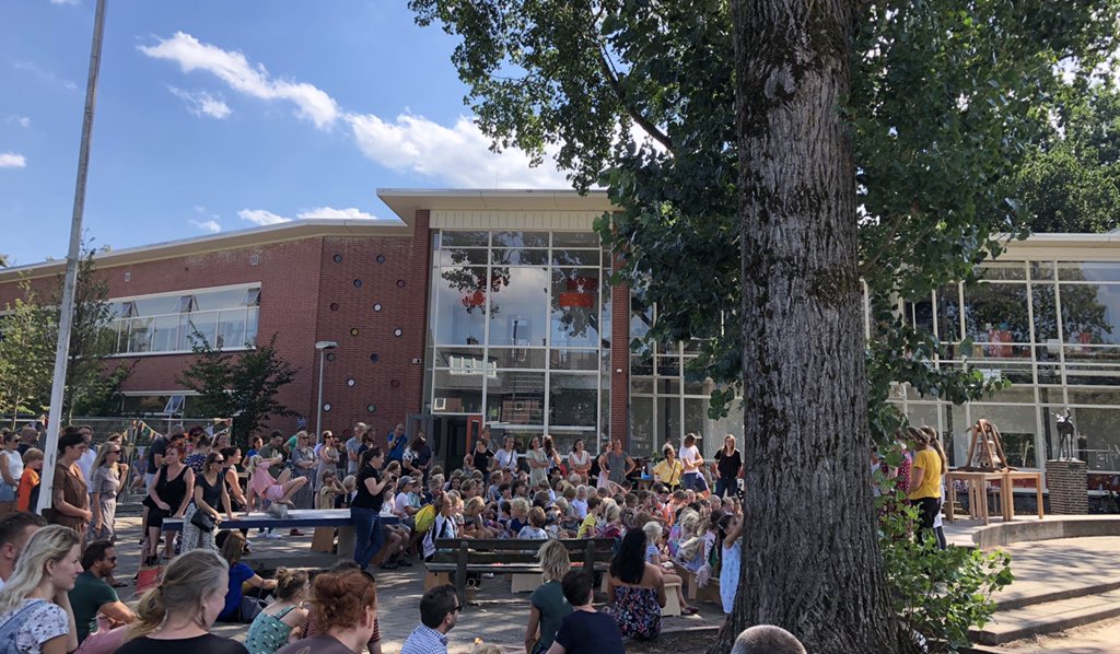 Vanmiddag mochten ouders en andere belangstellenden voor het eerst de nieuwe school zien ( met inachtneming van de coronaregels). Wat zijn de lokalen mooi geworden! #vrijeschool #Hilversum #Windkanter #Basisonderwijs