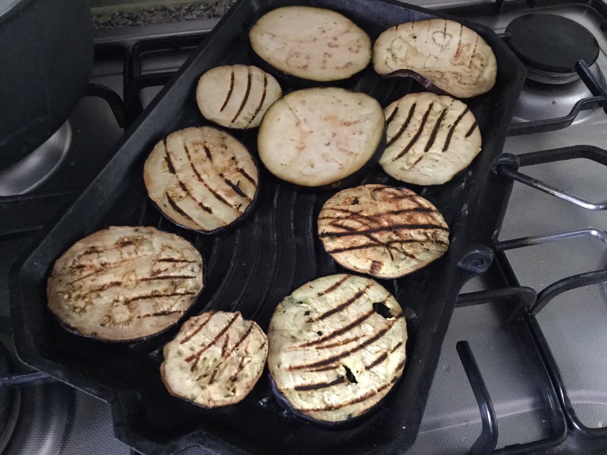 Ma perché, per mangiare qualcosa di fresco, mi è venuto in mente di mettermi al rogo grigliando le melanzane 🍆? #checaldo