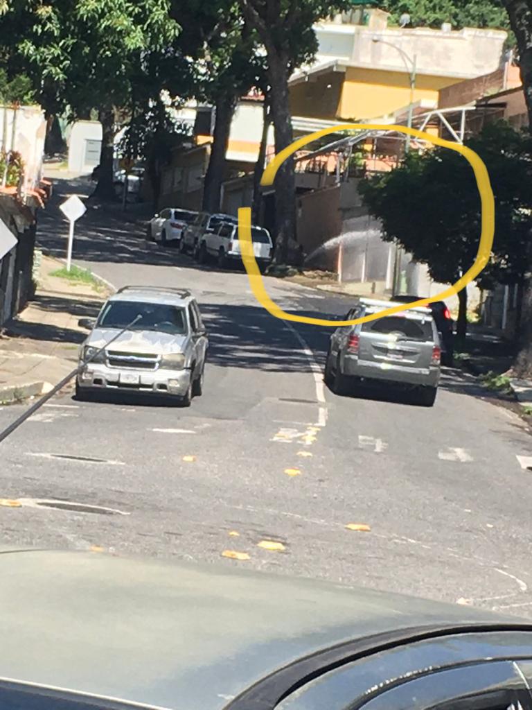 #21Ago ⚠️ATENCIÓN⚠️ | #AlMomento en la Av. Tocuyo de #ColinasDeBelloMonte se encuentra un chorro de agua de gran potencia saliendo de la acera. Pedimos a #Hidrocapital que atienda a la brevedad este caso.