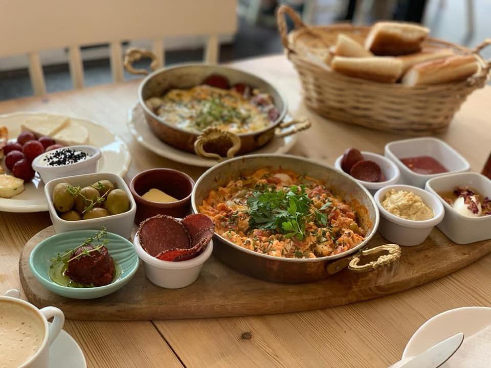 longa café tweet media