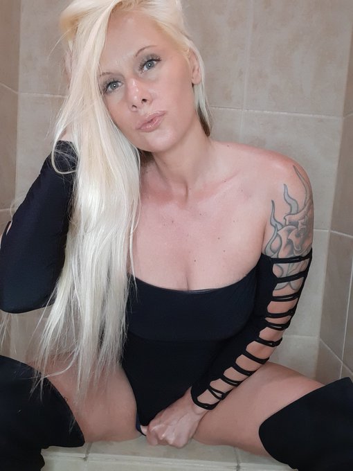 More than just a pretty face and a tight waist 🥰 wanna get sprung? #cynthiatazer #tazertime https://t<a href="/tag/tazertime"class="tags"><span>#tazertime</span></a><a href="/tag/cynthiatazer"class="tags"><span>#cynthiatazer</span></a>