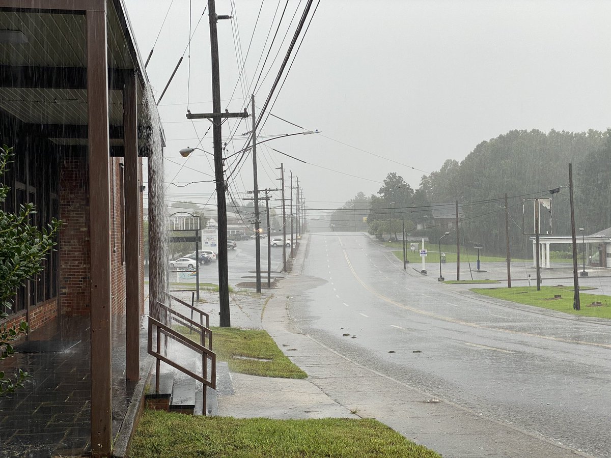 MPDASHIFT's tweet image. We ask that if you don’t have to drive, stay at home where it is dry. Please do not drive thru standing water! We want everyone to be safe during this heavy rain we are getting currently!