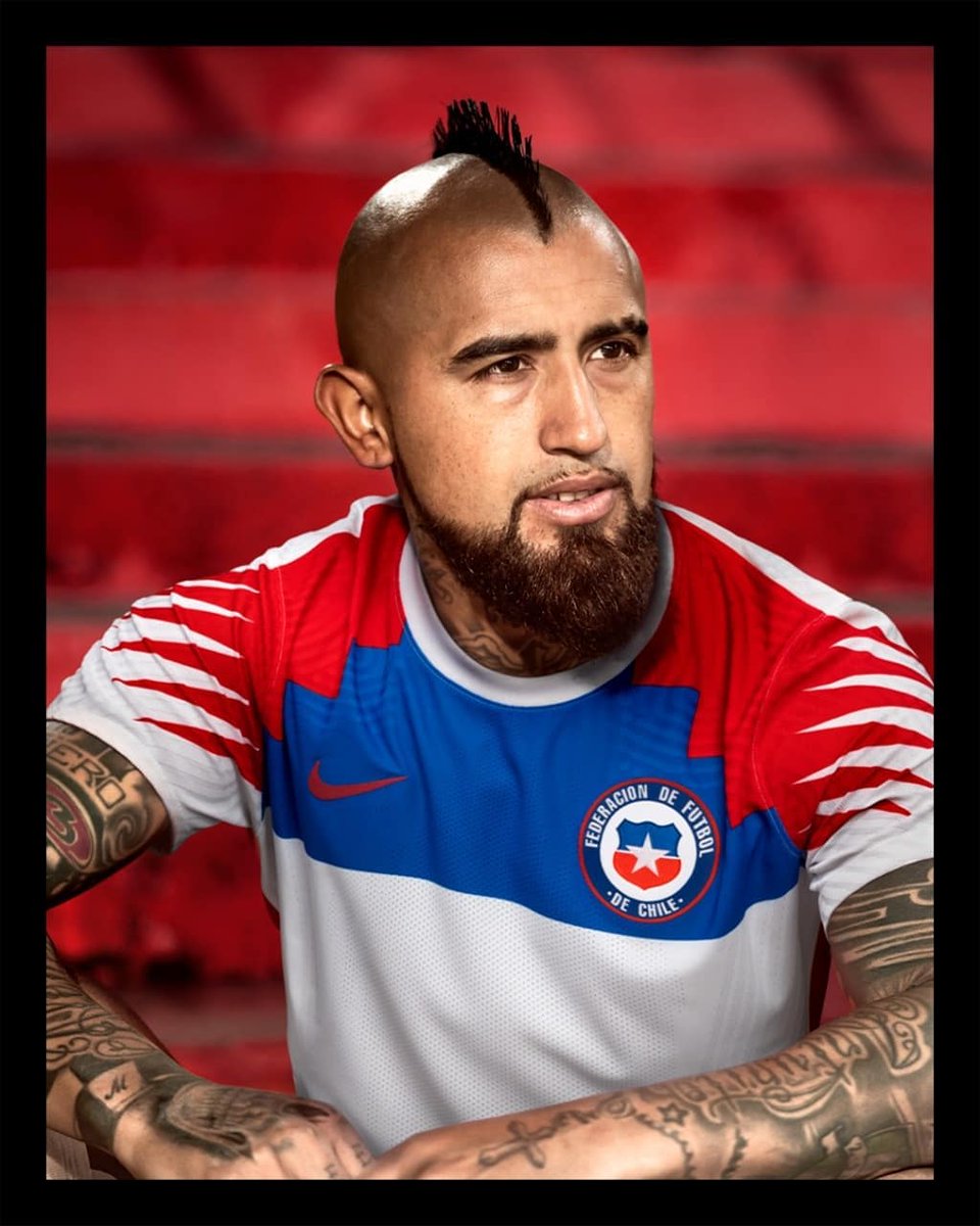 تويتر \ SportsCenter على تويتر: "Arturo Vidal posó con las nuevas camisetas de chilena de fútbol. ¿Qué te