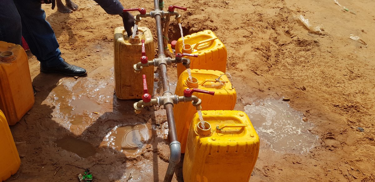 PAH_org's tweet photo. W obozach dla osób wewnętrznie przemieszczonych w płd-wsch Somalii zainstalowaliśmy punkty wodne z wodą pitną💦dzięki przeznaczeniu części środków z projektu @eu_echo na pomoc natychmiastową w kryzysie. To odpowiedź na tragiczne powodzie, które dotknęły już ponad 200 tys. osób ‼️ https://t.co/MFZCmVhjEE