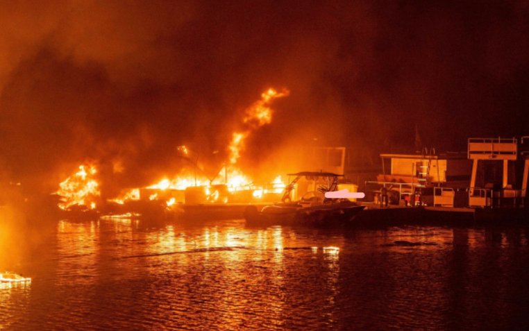 Mientras los incendios siguen consumiendo cientos de miles de hectáreas en California, algunos evacuados dudan en instalarse en los refugios por temor al coronavirus.