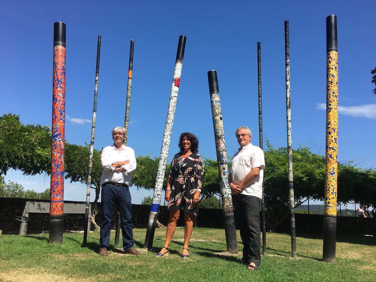 Nanouche31g's tweet photo. L’artiste Sylvian Meschia raconte l’histoire des « Hommes en marche sur la Via Garona » à @Didiercujives Président de @TourismeHG et à @marie_uchan maire de St-Bertrand. Exposition à découvrir à St-Bertrand de Comminges et à Rieux-Volvestre. #tourismehg #hautegaronne https://t.co/PrjQtHMwe2